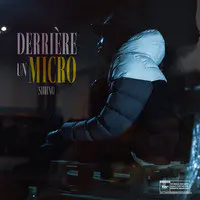 Derrière un micro